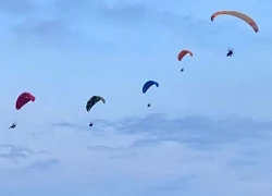 Mãn nhãn với màn trình diễn dù lượn tại huyện đảo Cô Tô