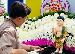 MC Đại Nghĩa chuẩn bị thất đầu tiên cho mẹ, thần sắc gây chú ý