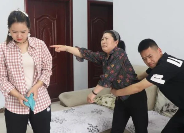 Mẹ chồng đi chăm cháu ngoại 10 năm thì quay về quê khiến cả nhà như có bão lớn quét qua, ai cũng khó thở