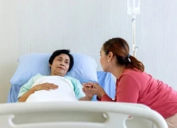 Mẹ chồng nhập viện, tôi đến thăm thì sửng sốt khi thấy vợ cũ của chồng đang chăm sóc bà: Câu chị ấy nói làm tôi nhục nhã