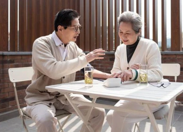Mẹ vợ gọi điện nói bị bệnh nặng, nhờ con gái sang chăm vài hôm, vợ tôi thảng thốt chạy đến thì thấy cảnh tượng bực bội vô cùng