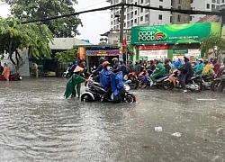 Mưa lớn ở TP HCM, đường biến thành sông, có nơi bị phong tỏa
