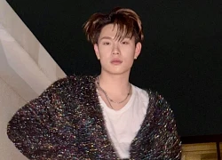 Nam ca sĩ "quỳ lạy" khán giả dưới cơn mưa, hàng chục nghìn người đồng ca hit quốc dân không khác gì concert quốc tế!