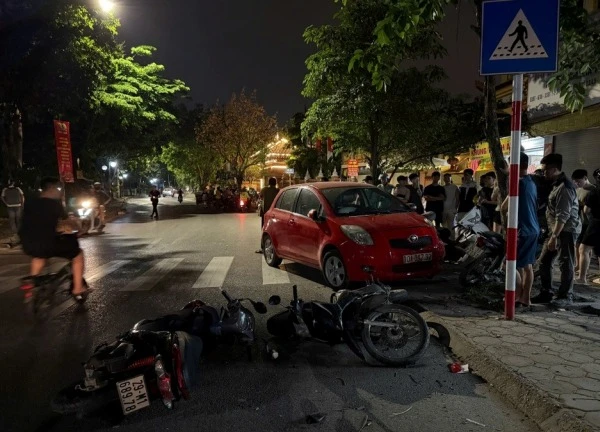 Nghi vấn trưởng công an xã ở Hà Nội "có cồn" lái ô tô tông 6 xe máy
