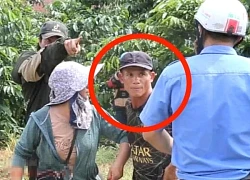 Người đàn ông cầm dao đuổi đánh công nhân khai thác khoáng sản