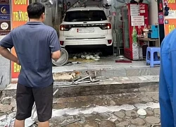 Nhầm chân ga, người đàn ông lái ô tô lao thẳng vào quán bánh cuốn ở Hà Nội