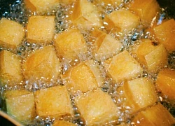 Nhiều năm rán đậu giờ mới biết, cho thêm thìa này vào sẽ không bắn dầu, đậu giòn hơn, nhiều người làm sai nên kém ngon
