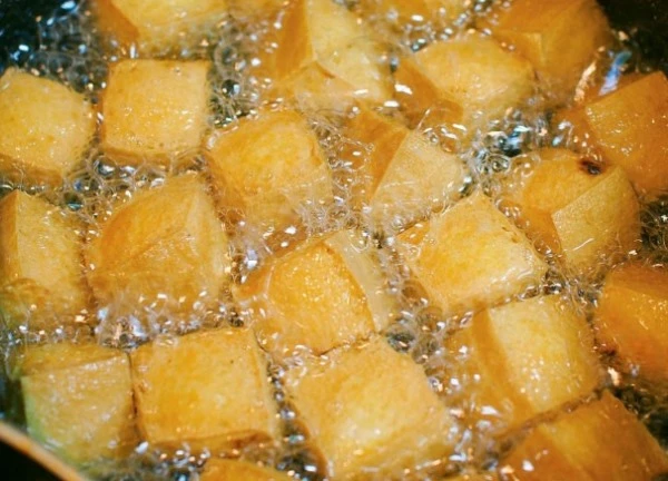 Nhiều năm rán đậu giờ mới biết, cho thêm thìa này vào sẽ không bắn dầu, đậu giòn hơn, nhiều người làm sai nên kém ngon