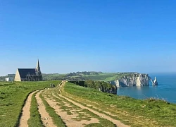 Những vách đá dựng đứng bên bờ biển Normandy ở Pháp