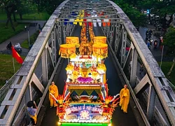 Phật tử Huế xếp hàng dài, đi bộ hơn 4km tại lễ rước tượng Phật sơ sinh
