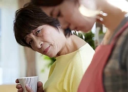 Sống cùng con dâu, tôi làm gì cũng phải nhìn sắc mặt con, nhưng rồi một chuyện xảy ra khiến cô ta thay đổi đến tôi còn giật mình