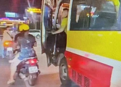 Tài xế xe buýt mở cửa đập vào người đi xe máy còn buông lời đe dọa