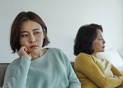 Thấy mẹ kế lén lút dúi bọc nilon vào tay người đàn ông lạ, tôi tra hỏi thì bà rơi nước mắt thú nhận một chuyện mà nghe xong, tôi cũng ngậm ngùi