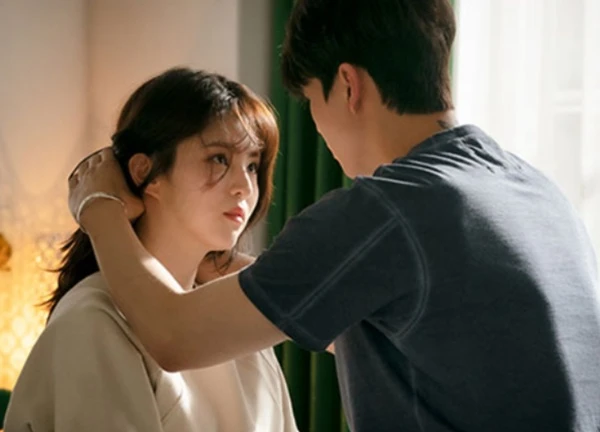 Vợ nhận được một món quà từ chồng nhưng lại sợ hãi 'hất tung' khi thấy thứ này bên trong
