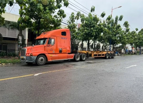Tài xế lái container rời đi sau khi gây tai nạn chết người