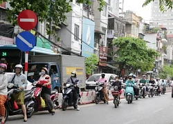 Xe máy nối đuôi nhau đi ngược chiều ở Hà Nội bị cảnh sát xử phạt