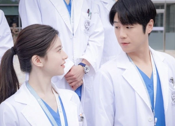 Xuất hiện cảnh hôn dở nhất phim Hàn, cặp chính ghét nhau nhưng bị ép đóng tình nhân đấy hả?