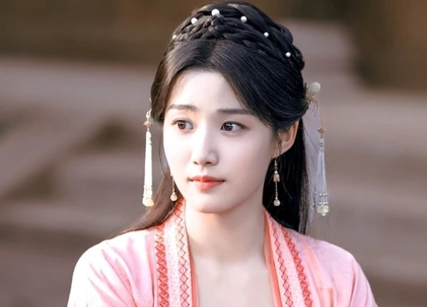 Xuất hiện nữ chính xấu nhất màn ảnh, chỉ nhìn tấm lưng cũng thấy hoang mang tột độ