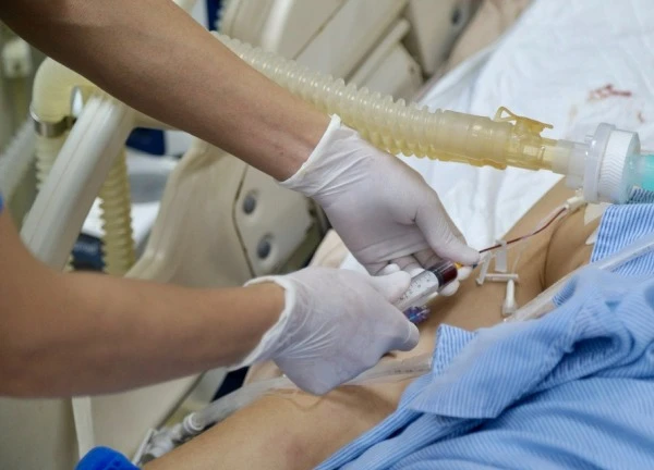 Xúc động chăm sóc người bệnh những giây phút sinh tử