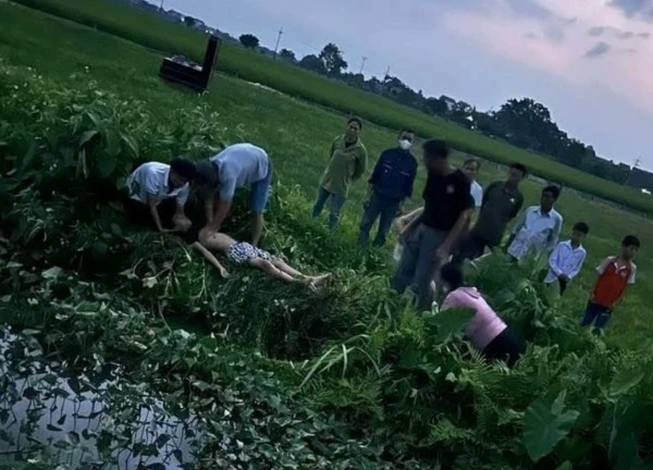 Ba học sinh ở Hà Nội bị điện giật khi gỡ diều, 1 em tử vong