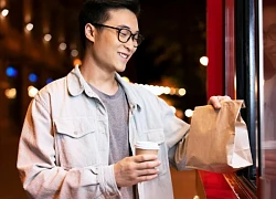 Bắt gặp chồng đi đưa cơm cho một bé gái, tôi chạy ra tra hỏi thì sững sờ với câu trả lời của anh: Sự thật bất ngờ