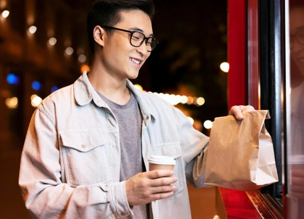 Bắt gặp chồng đi đưa cơm cho một bé gái, tôi chạy ra tra hỏi thì sững sờ với câu trả lời của anh: Sự thật bất ngờ