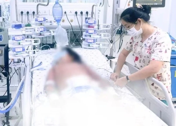 Bé gái 10 tuổi sốc sốt xuất huyết nặng, nguy kịch vì béo phì