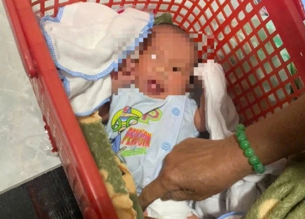 Bé sơ sinh bị bỏ rơi kèm lá thư "mẹ xin lỗi con gái"