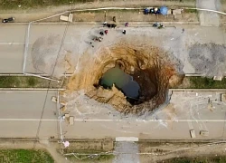 Bí ẩn 7 hố sâu bất ngờ xuất hiện giữa làng, nhiều nhà phải di dời