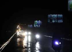 Cảnh tượng khác thường trên cầu Cần Thơ