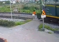 Clip cô gái bị tàu hỏa húc văng khi đi bộ qua đường ray
