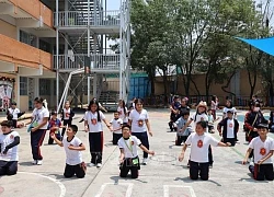 Cờ đỏ sao vàng thắm đỏ những ngọn núi Iztapalapa