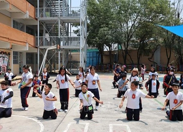 Cờ đỏ sao vàng thắm đỏ những ngọn núi Iztapalapa