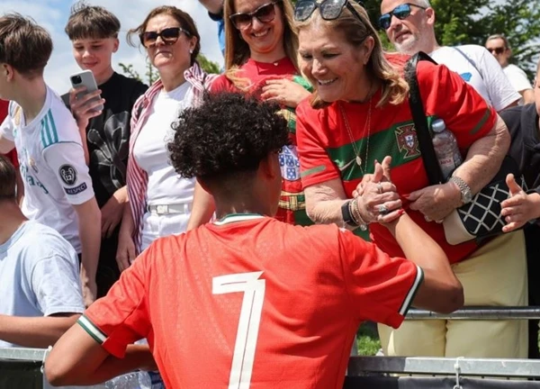 Con trai Ronaldo gây ấn tượng trong lần đầu đá chính cho U15 Bồ Đào Nha