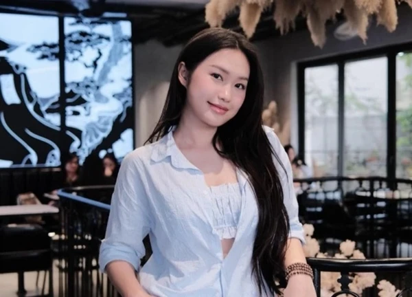 Lộ ảnh Văn Hậu cùng vợ đi chọn nội thất cho căn biệt thự chục tỷ, nhan sắc tiểu thư Doãn Hải My gây sốt