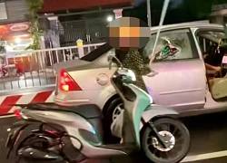 Lý do bất ngờ người phụ nữ tạt đầu ô tô, đập bể kính xe trên phố