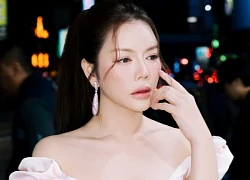 Lý Nhã Kỳ gợi cảm trên phố đêm ở tuổi 43