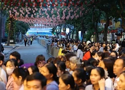 Ngay từ 3h sáng, hàng nghìn người Hà Nội đã xếp hàng dọc cả con phố chờ vào chùa Quán Sứ