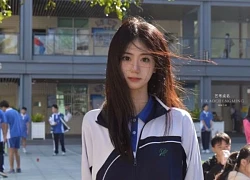 Nữ sinh cầm bảng tại hội thao tạo khoảnh khắc "kinh diễm" có 1-0-2: Thanh xuân sao có thể thiếu một nữ thần như thế?