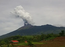 Núi lửa ở Philippines phun trào tro bụi cao hàng nghìn mét