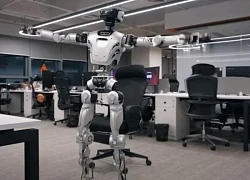 Robot hình người của Trung Quốc 'bắt chước' vươn vai như con người