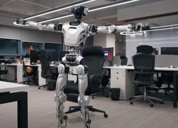 Robot hình người của Trung Quốc 'bắt chước' vươn vai như con người