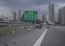 Xe bán tải vượt ẩu đâm từ đằng sau gây tai nạn cho xe máy, hành động sau đó càng gây phẫn nộ hơn