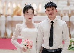 Xôn xao khoảnh khắc Hồ Văn Cường cặm cụi ngồi viết thiệp cưới