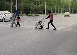 Xuất hiện vật thể toàn thân đen thui đẩy xe em bé trên phố: Không phải con người?