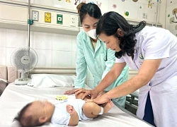 Nữ sinh ngỡ ngàng khi bác sĩ nói mình là con trai, từ chối phẫu thuật