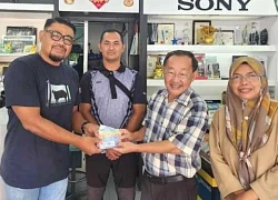 Đi vứt rác, người đàn ông sốc nặng khi phát hiện tiền mặt rơi rải rác khắp đường