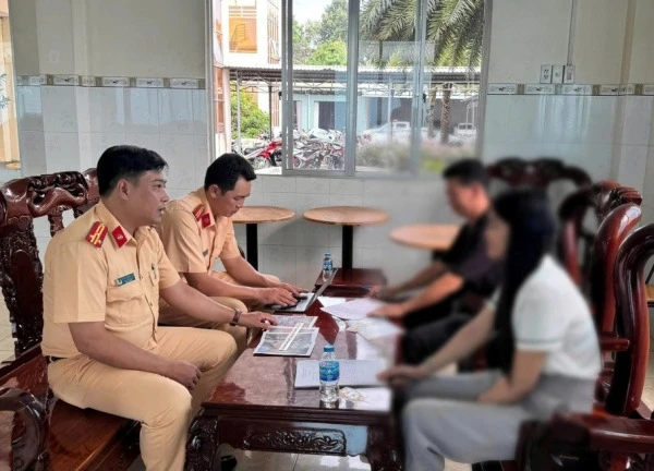 Diễn biến bất ngờ vụ người phụ nữ đi xe máy đuổi theo đập vỡ kính ô tô