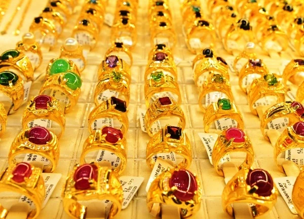 Dùng vàng làm phương tiện thanh toán có thể bị phạt cảnh cáo