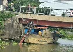 Ghe va vào dầm cầu ở Long An, một người tử vong